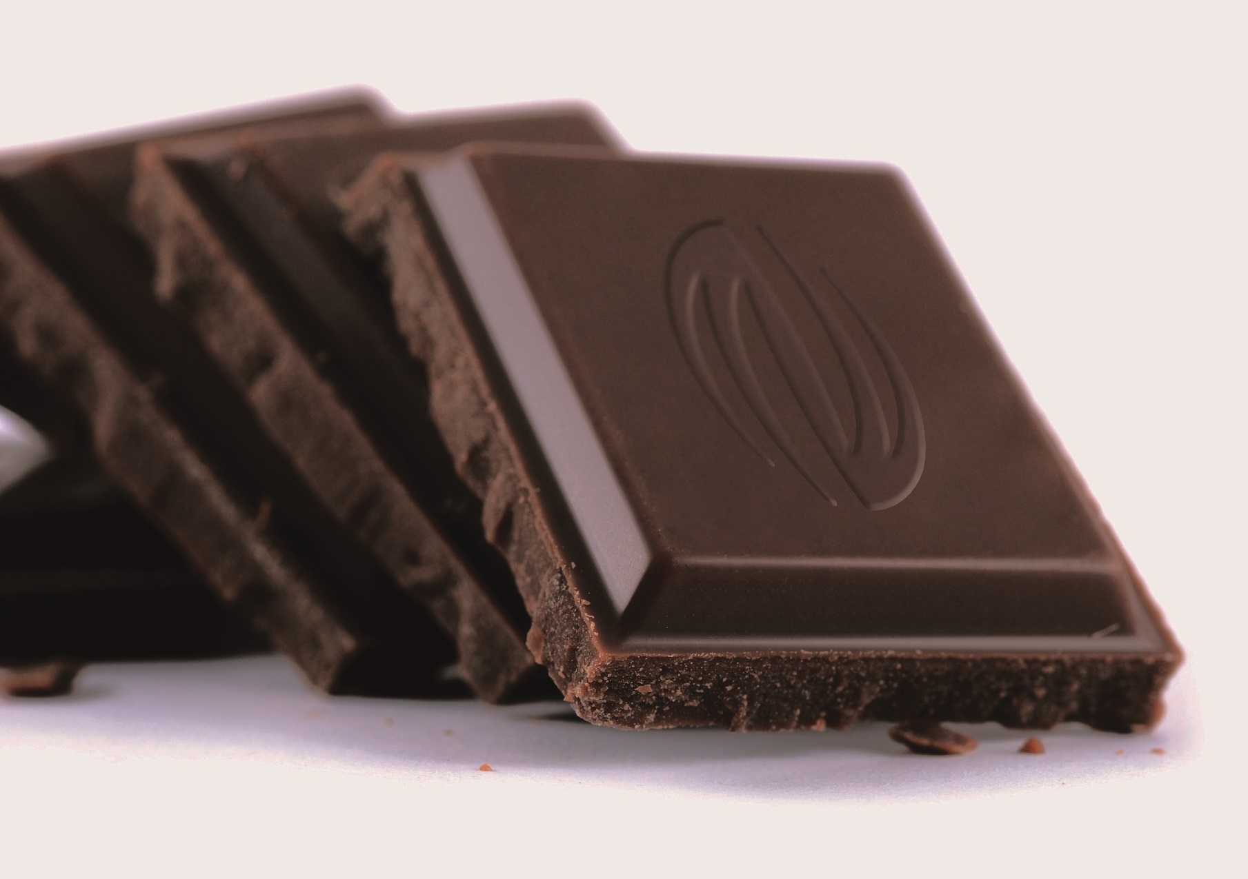 Лучший темный шоколад. Бельгийский темный шоколад. Шоколад Горький. Черный шоколад. Шоколад без фона.